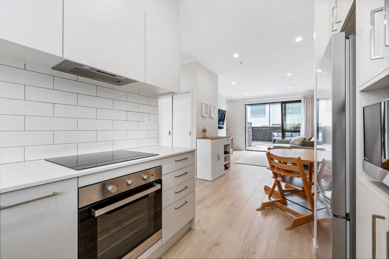 3 bed, 1.5 bath, huge deck + car park = $799K! - Bild 4