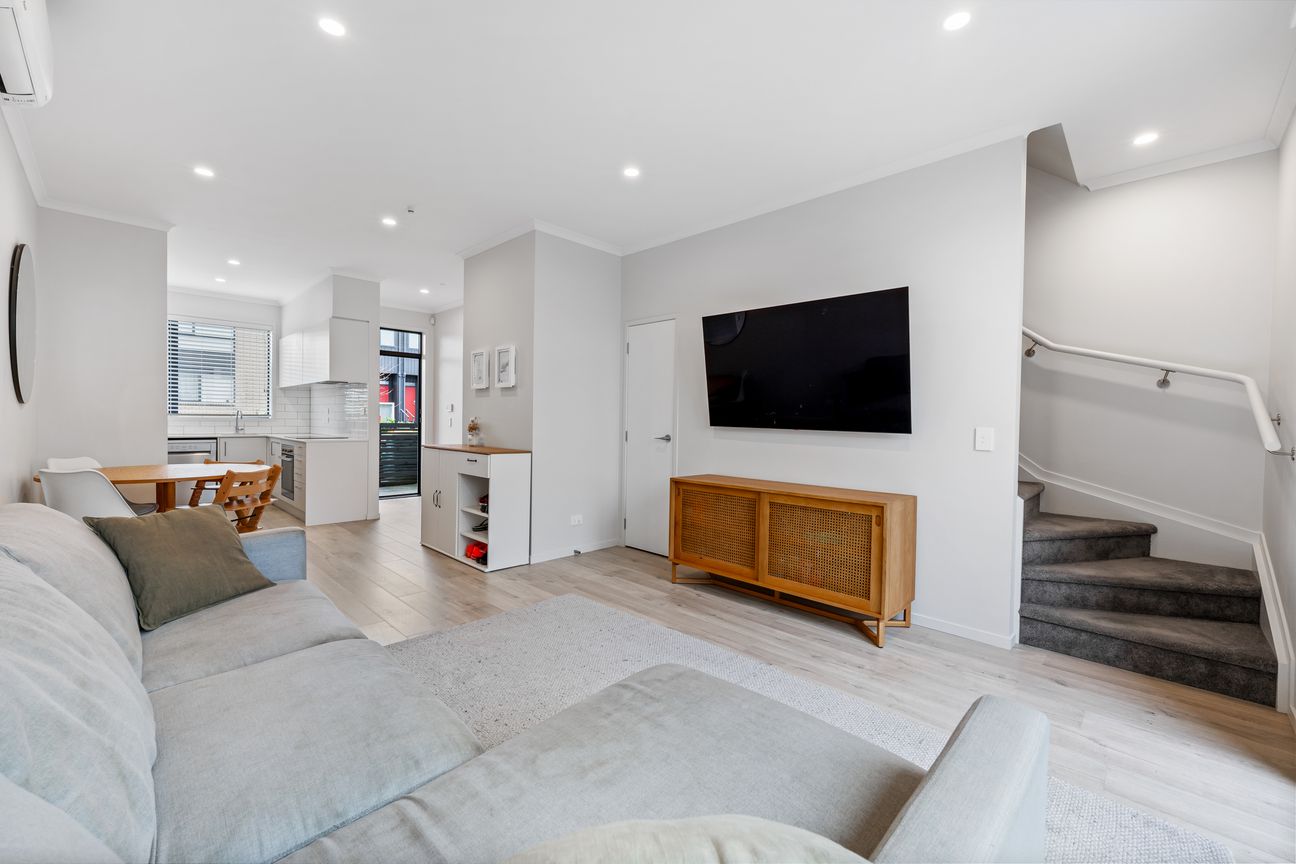 3 bed, 1.5 bath, huge deck + car park = $799K! - Bild 3