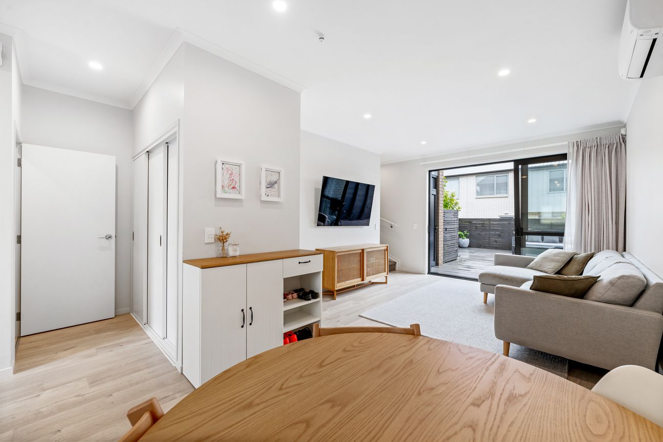 3 bed, 1.5 bath, huge deck + car park = $799K! - Bild 5