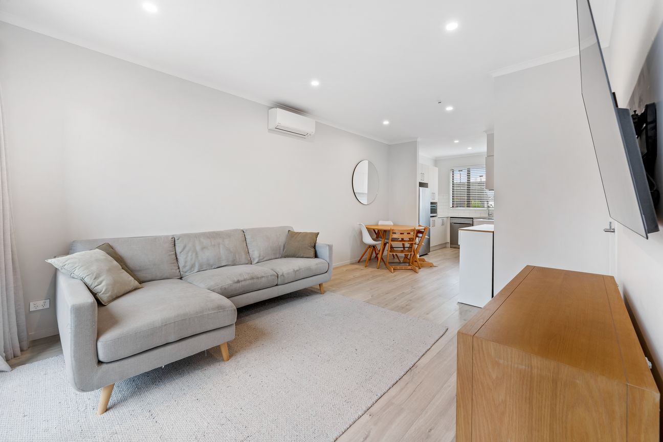 3 bed, 1.5 bath, huge deck + car park = $799K! - Bild 6