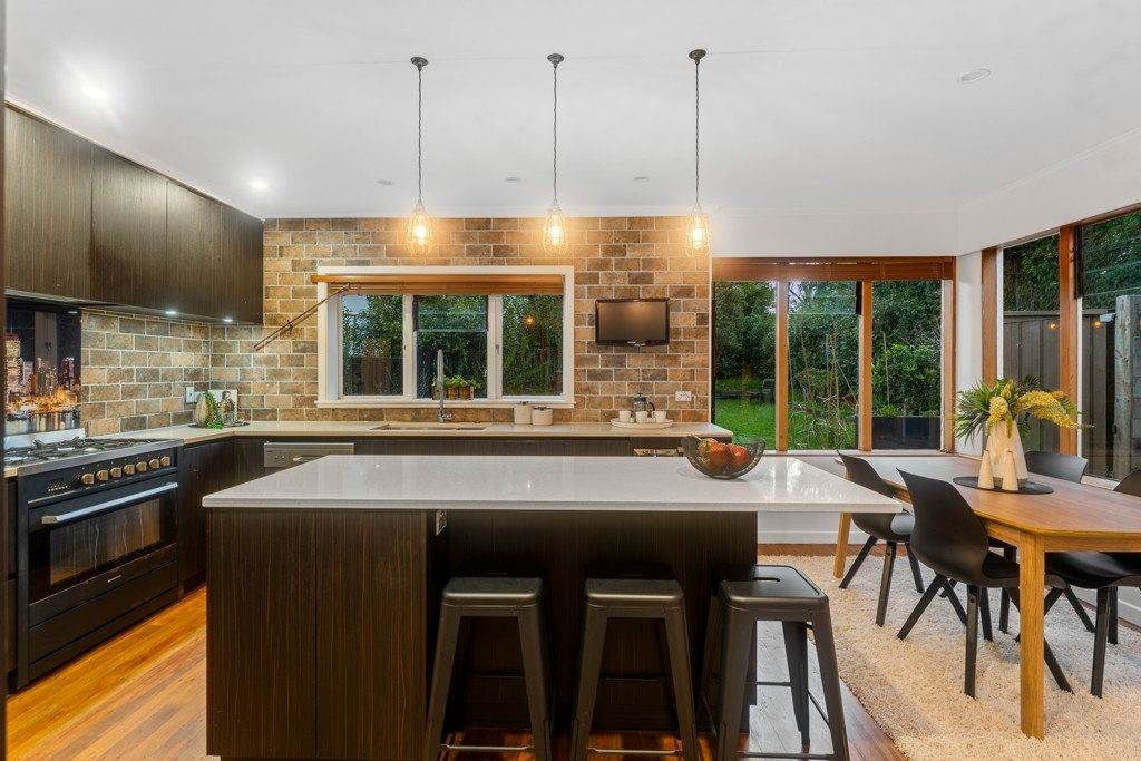 Substantial 4-Bedroom Family Home – Double Wes... - Widok 5