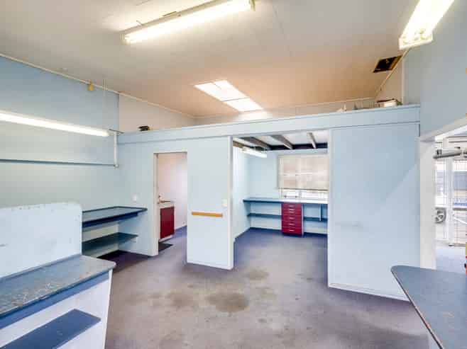 Freehold Property with Strong Exposure in Onekawa