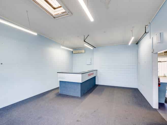 Freehold Property with Strong Exposure in Onekawa
