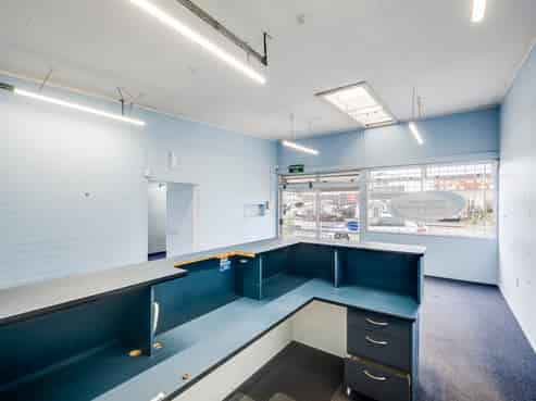 Freehold Property with Strong Exposure in Onekawa
