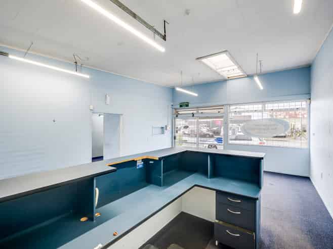 Freehold Property with Strong Exposure in Onekawa