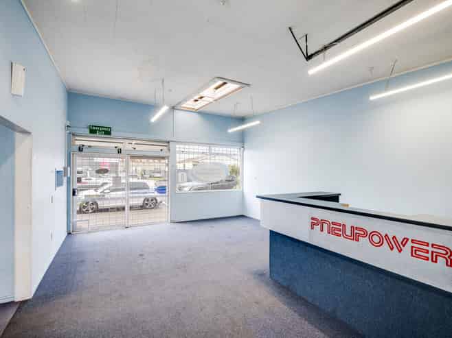 Freehold Property with Strong Exposure in Onekawa