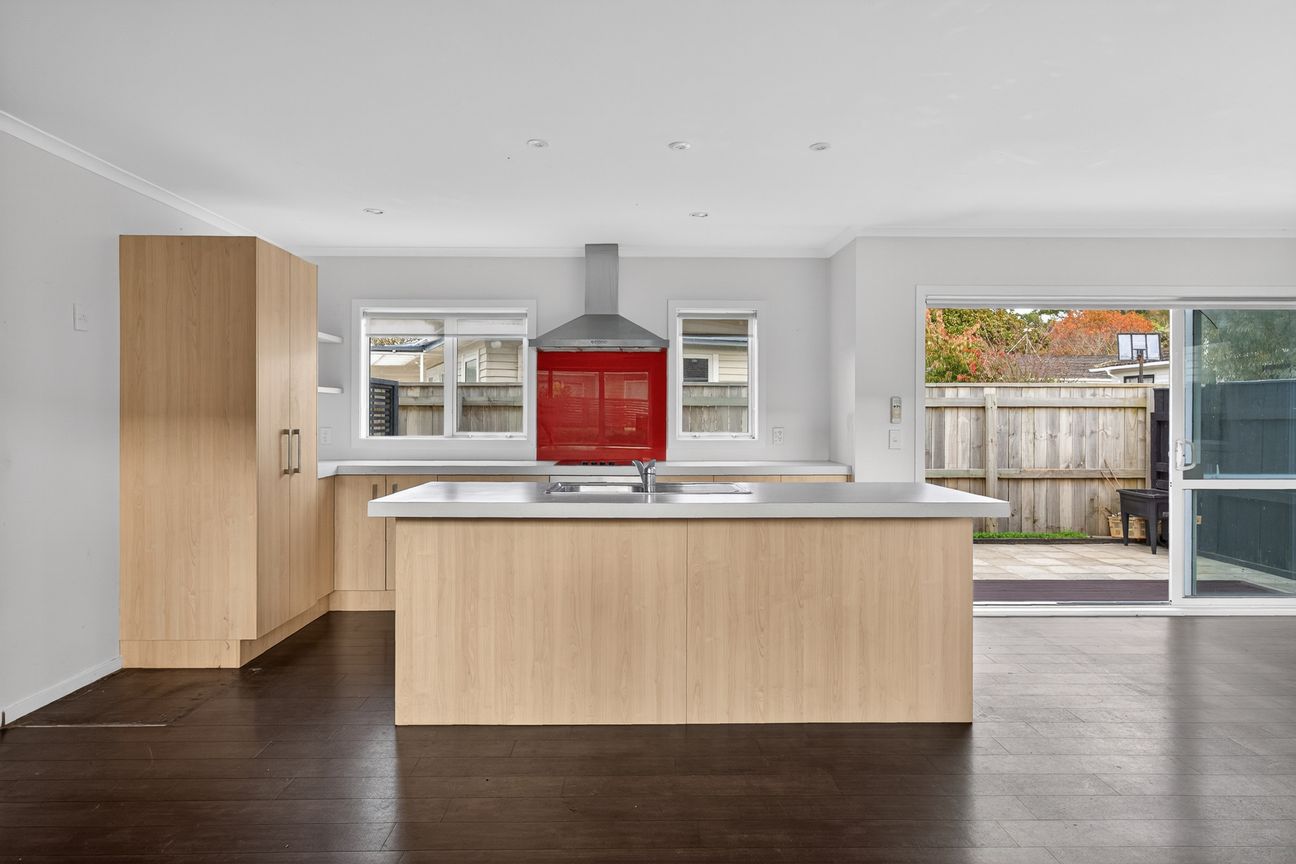 Modern Family Living in a Great Tawa Location - Vista 4