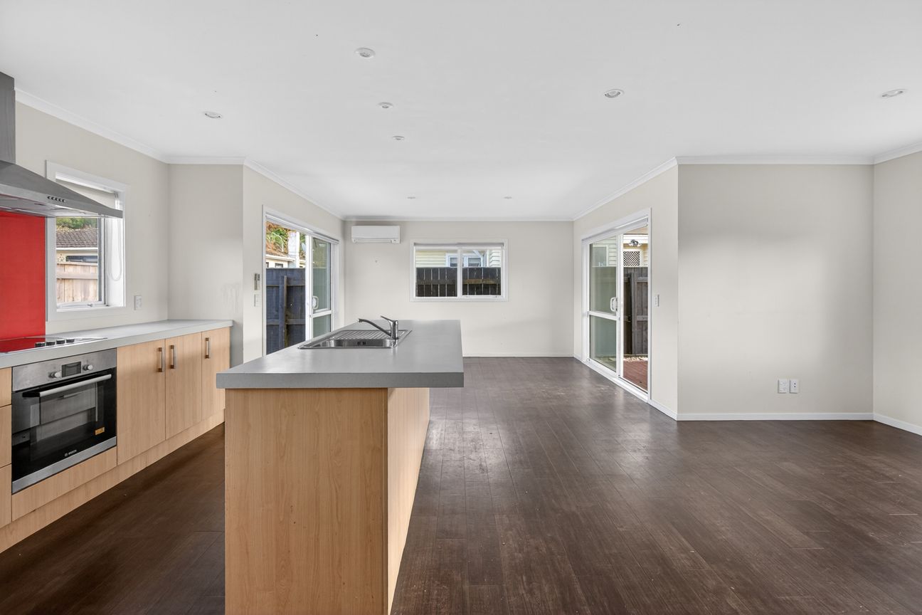 Modern Family Living in a Great Tawa Location - Vista 3