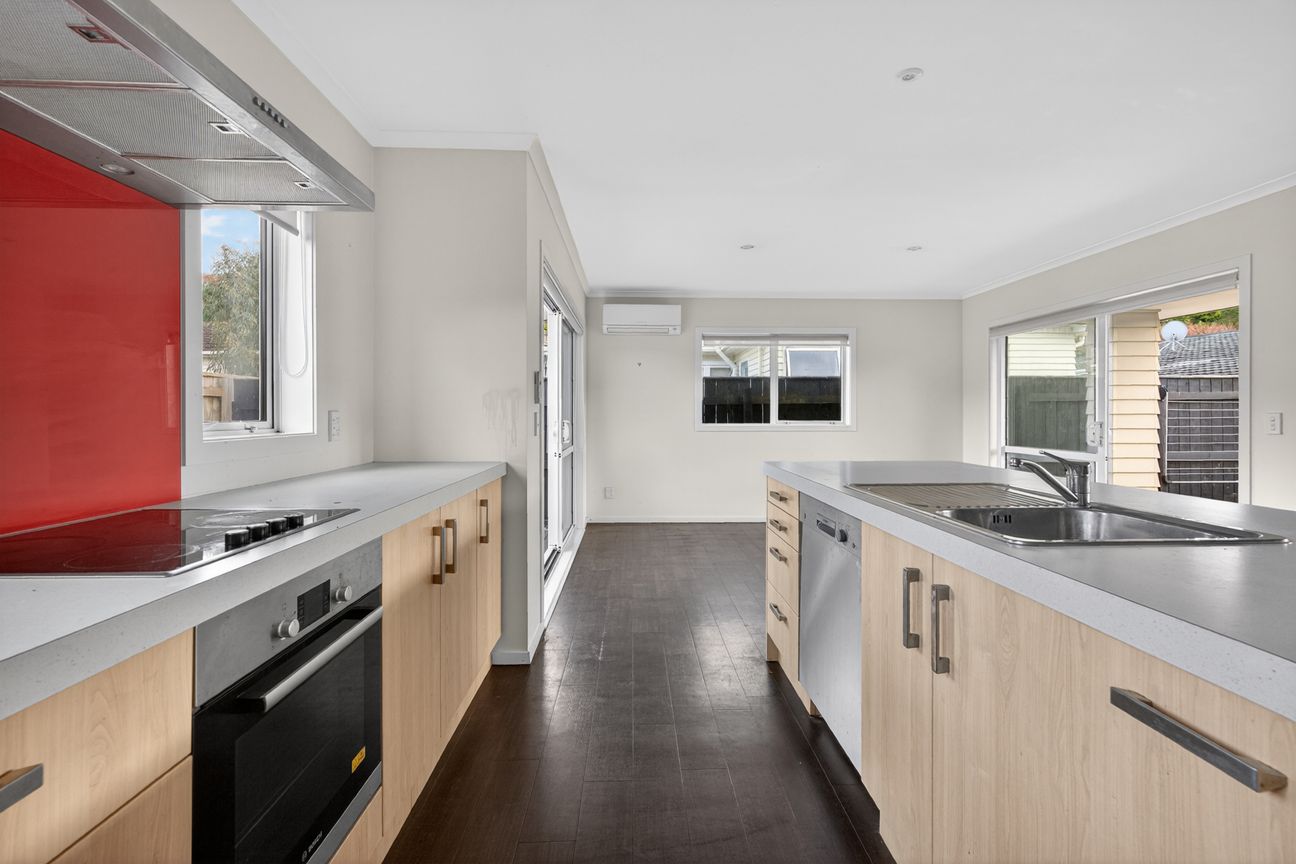Modern Family Living in a Great Tawa Location - Vista 6