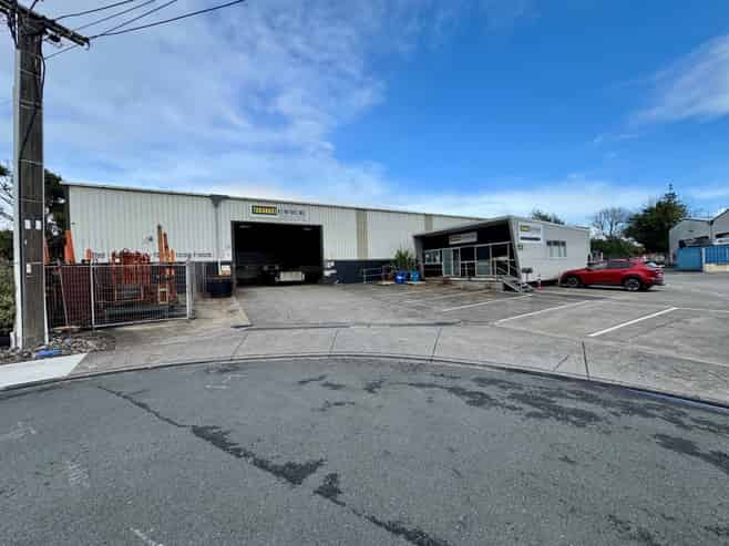 Waiwhakaiho warehouse with gantry