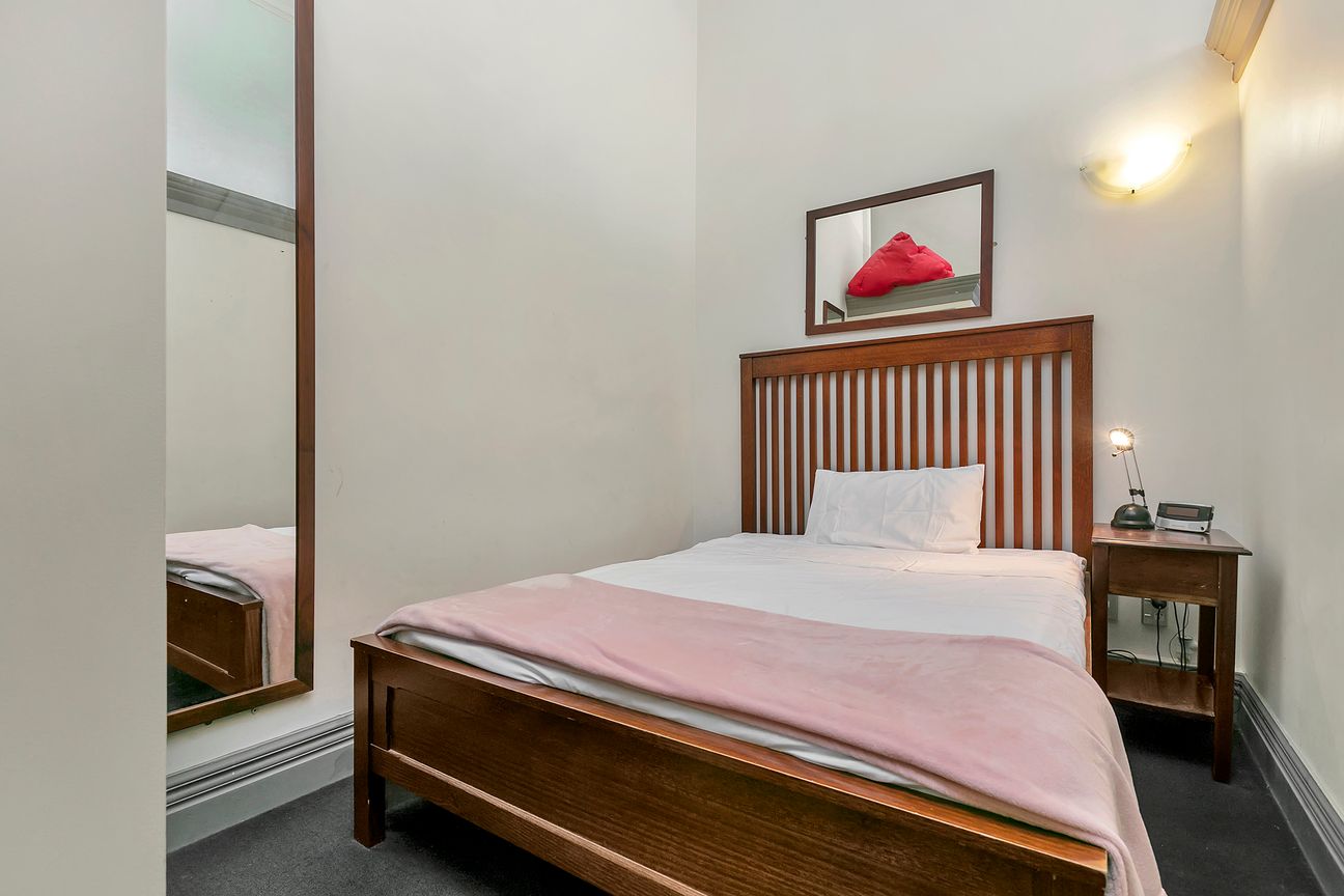 Character Charm in the Heart of the City - Spacious Two-Bedroom Living at the Iconic Elliott Hotel – další