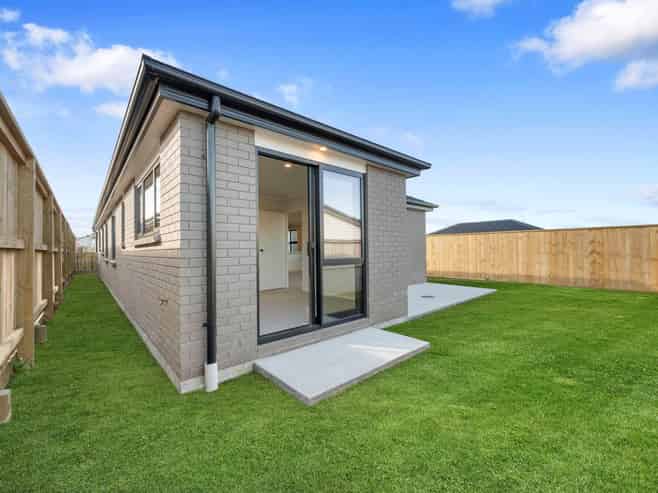 10B Cronshaw Road, Karaka