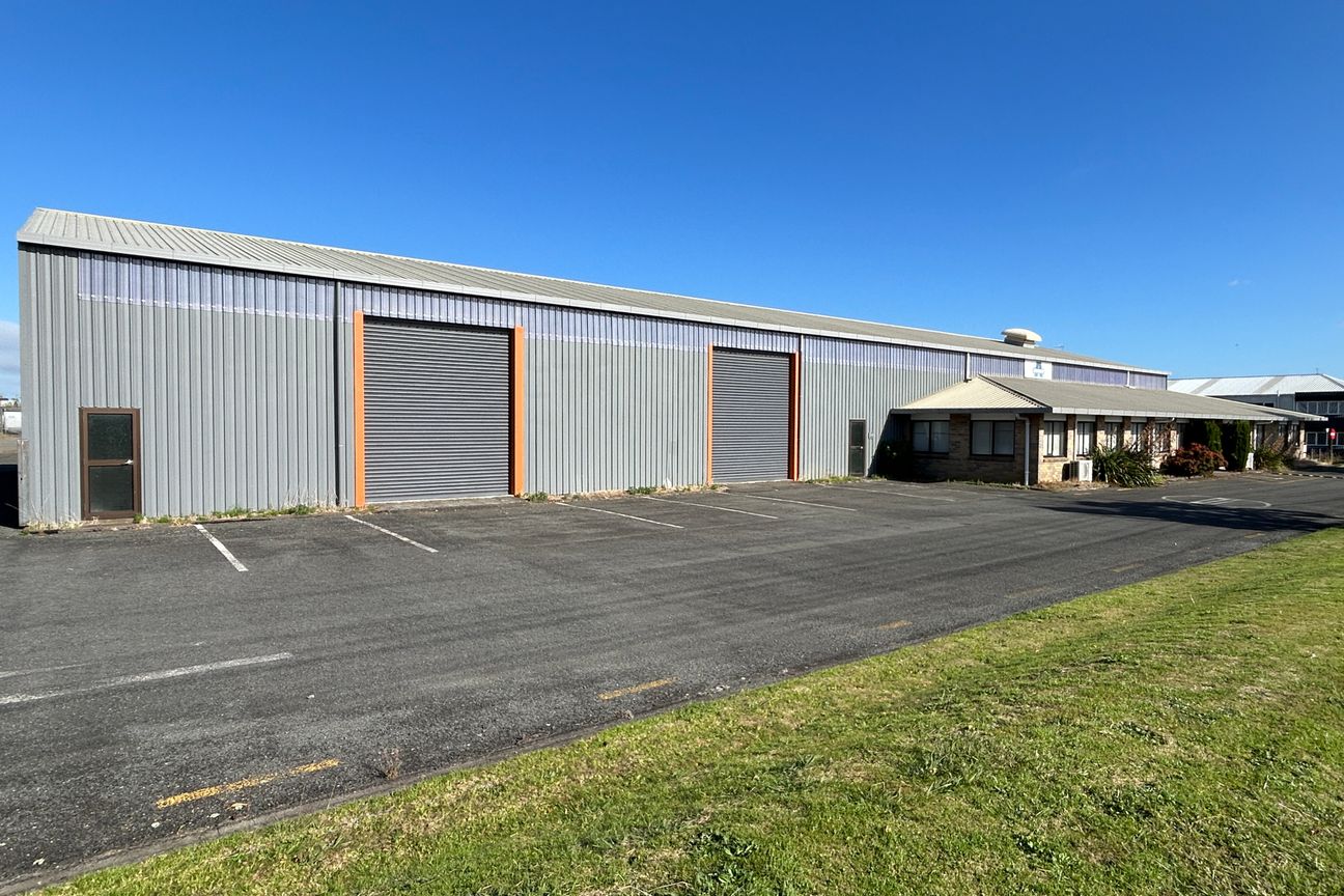 Large Industrial Site Offering the Full Package - Więcej