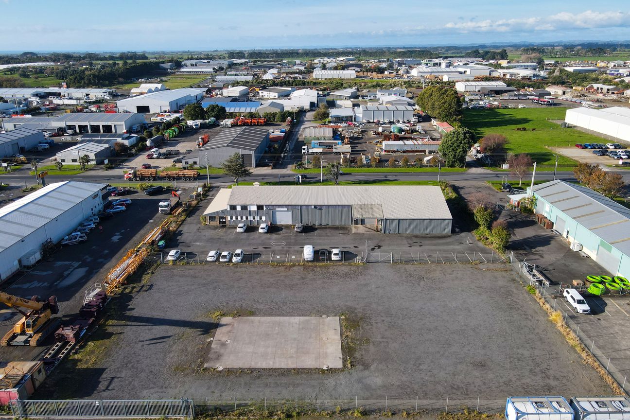 Large Industrial Site Offering the Full Package - Widok 3