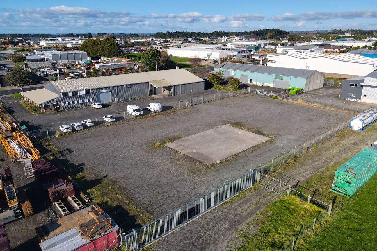 Large Industrial Site Offering the Full Package - Widok 4