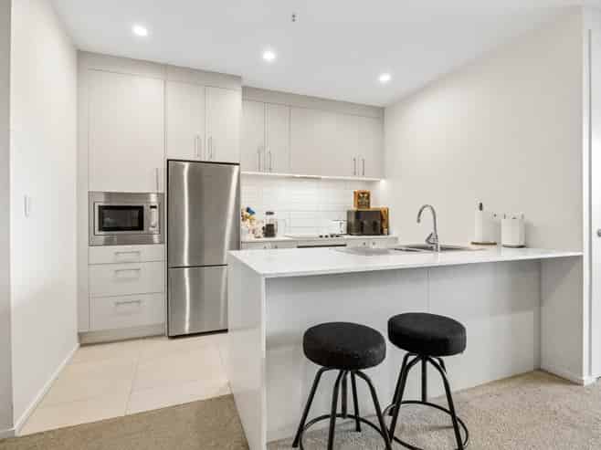 204/8 Waikumete Road, Glen Eden
