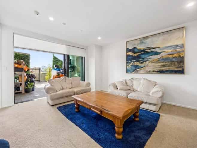 204/8 Waikumete Road, Glen Eden