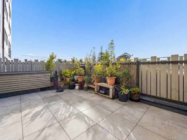 204/8 Waikumete Road, Glen Eden