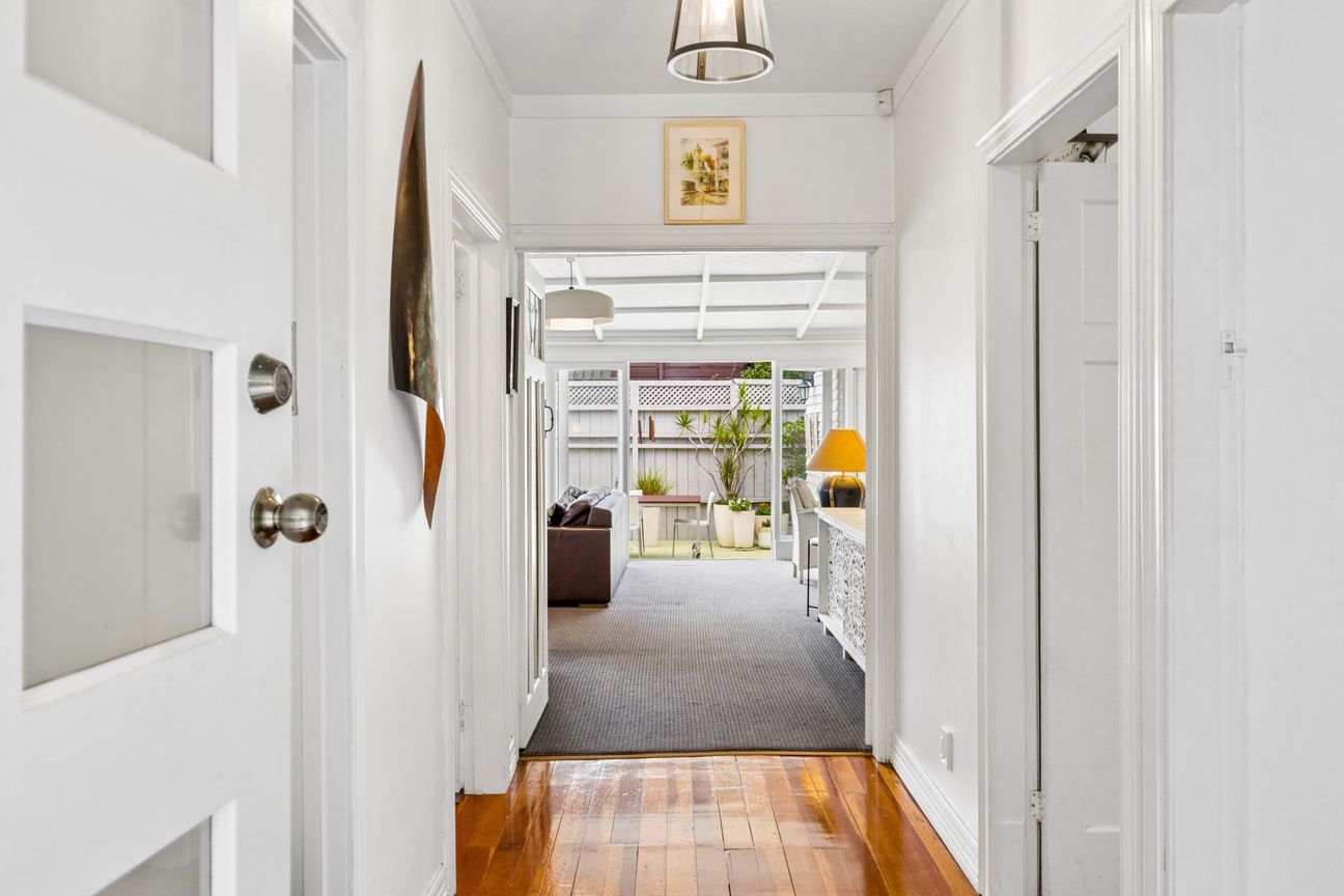Character home in coveted DGZ - Mehr