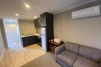 2a/181 Knighton Road , Hillcrest