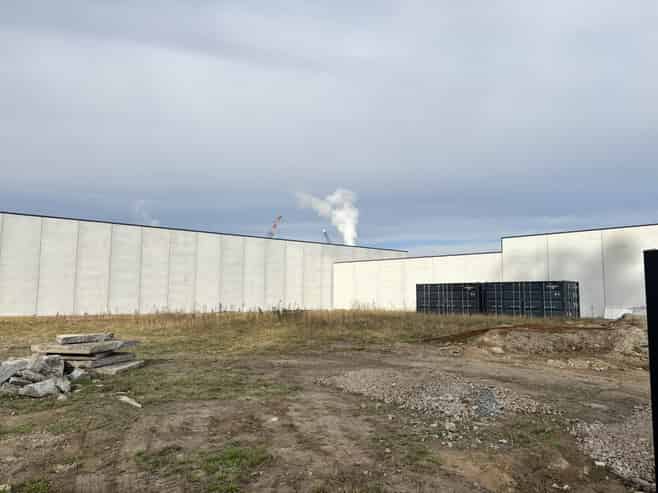 Secure industrial yard with serious potential