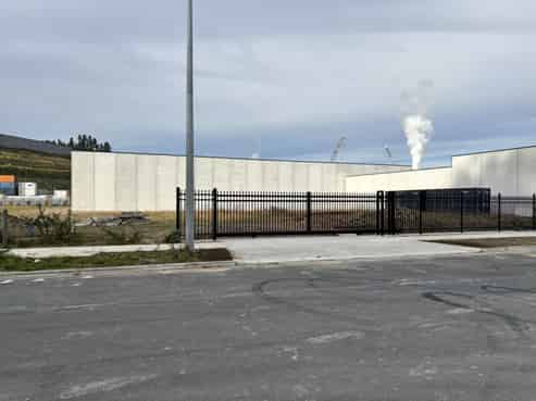 Secure industrial yard with serious potential