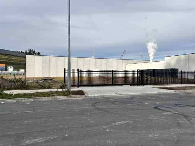 Secure industrial yard with serious potential