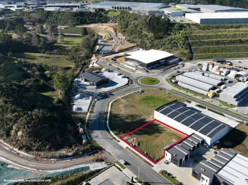 Secure industrial yard with serious potential