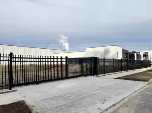 Secure industrial yard with serious potential