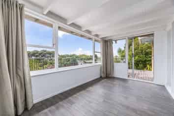 453 Scenic Drive, Waiatarua