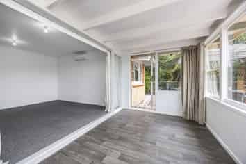 453 Scenic Drive, Waiatarua