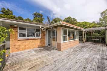 453 Scenic Drive, Waiatarua