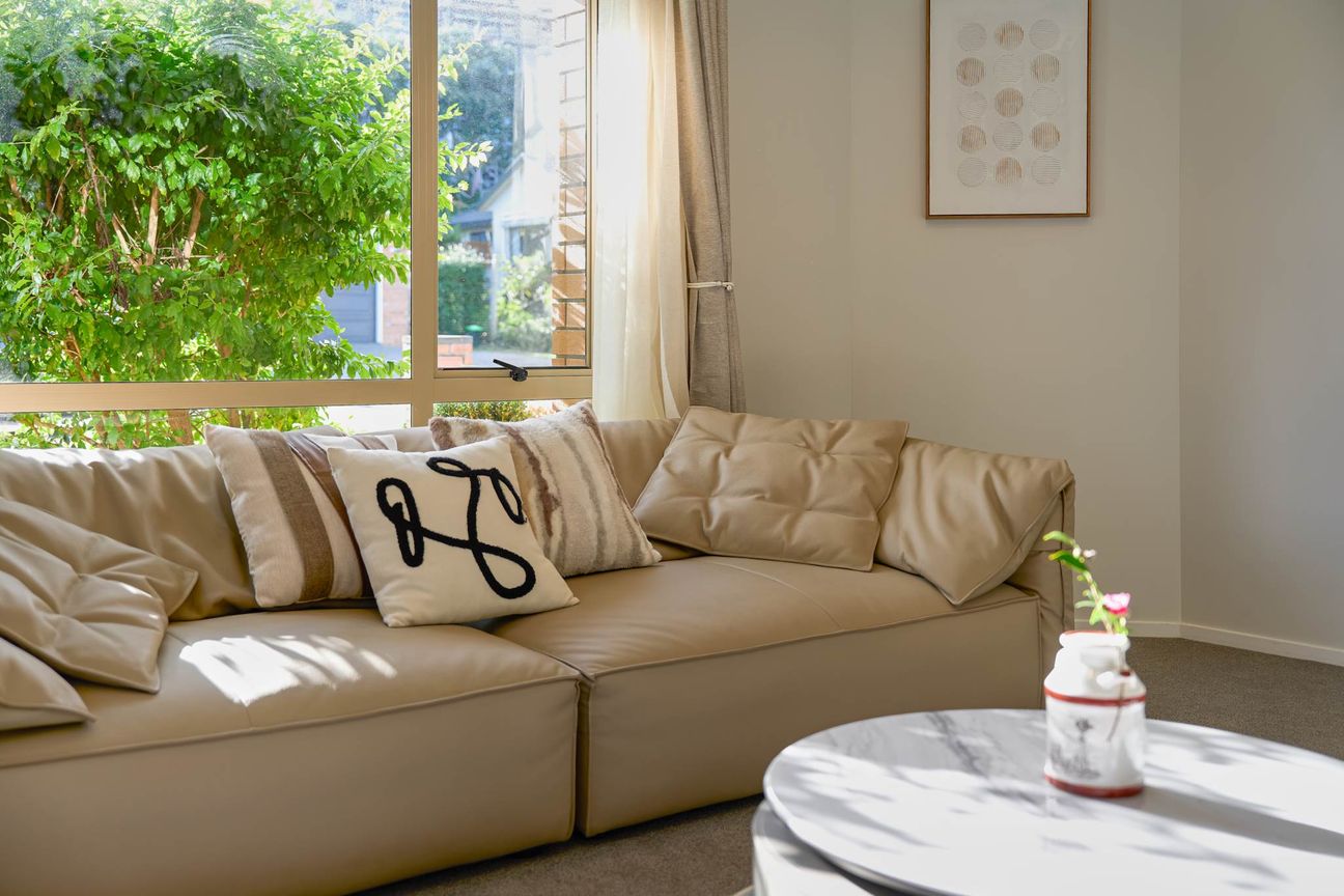 Family Comfort Meets Timeless Brick & Tile Living - Widok 5