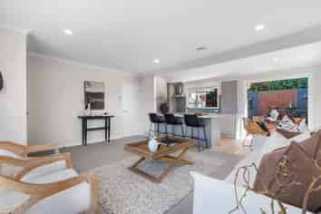 24 Warwick Place, Brookfield