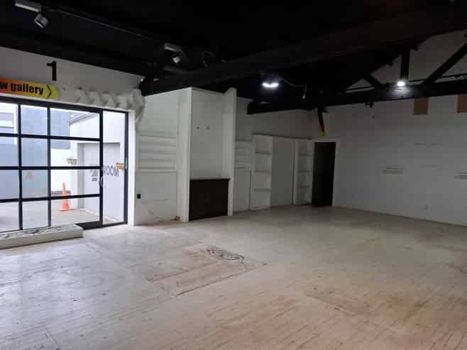 Stylish Showroom with Warehouse