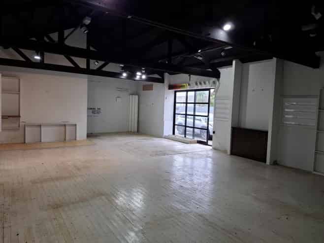 Stylish Showroom with Warehouse