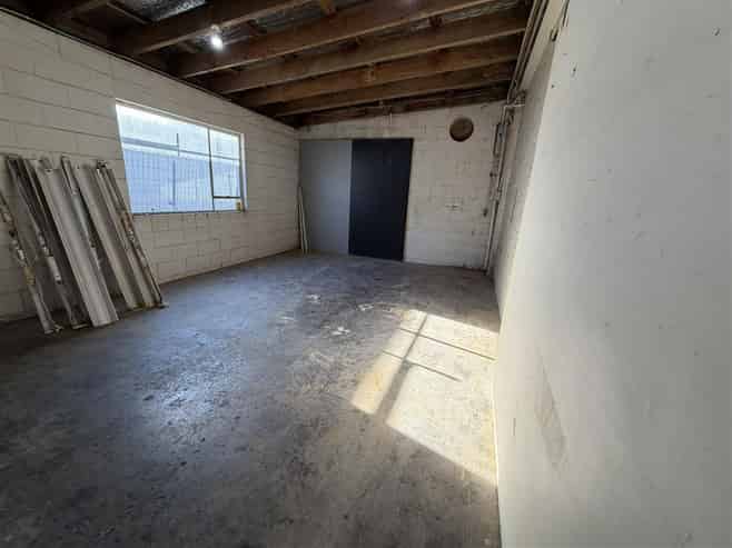Stylish Showroom with Warehouse
