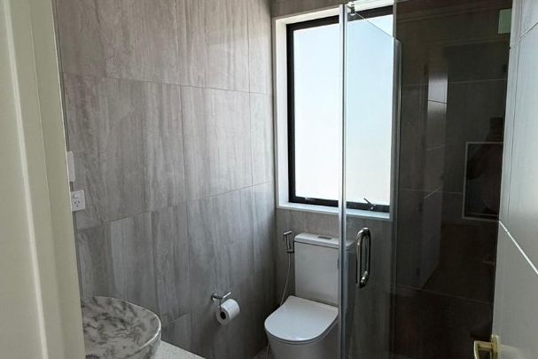 Available Now: 2-Bedroom House with 1 Bathroom! – pohled 5
