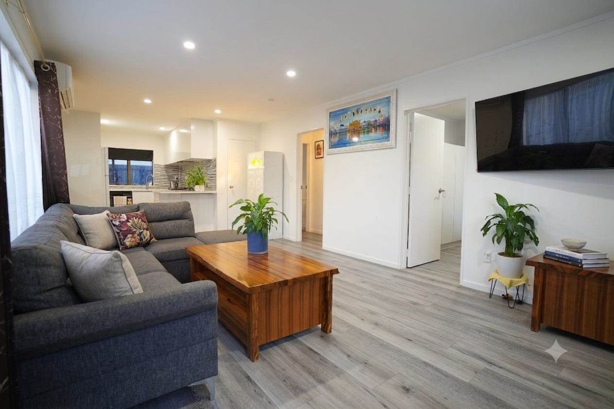 URGENT SALE – 8/25 Waterview Road, Takanini - Widok 3