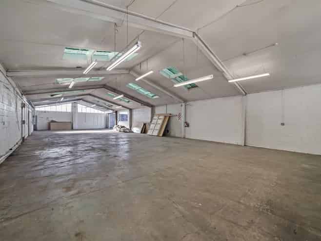 Warehouse with large yard close to CBD