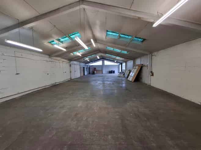 Warehouse with large yard close to CBD