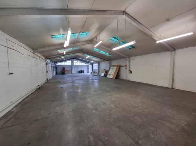 Warehouse with large yard close to CBD