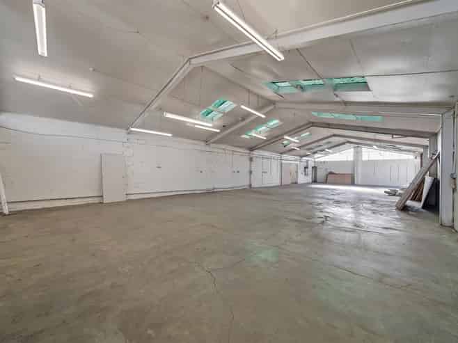 Warehouse with large yard close to CBD
