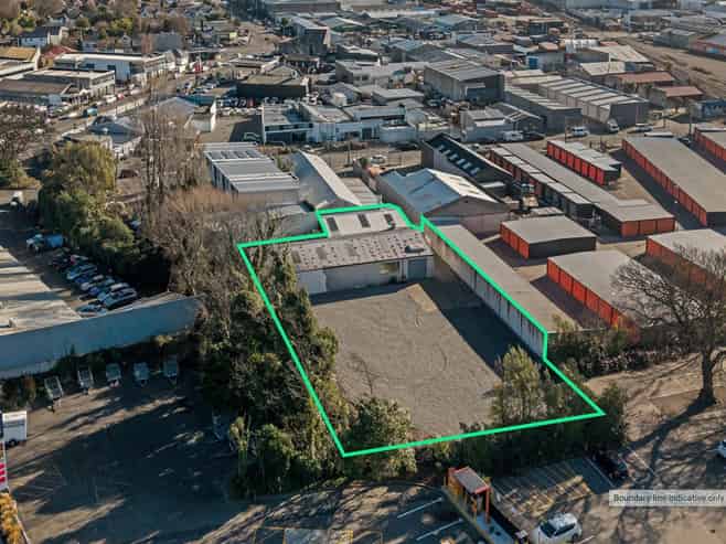 Warehouse with large yard close to CBD