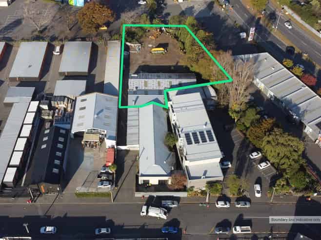 Warehouse with large yard close to CBD