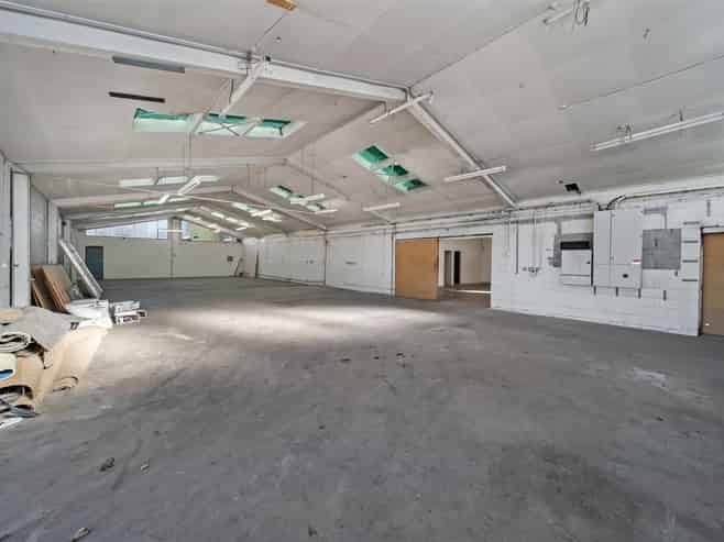 Warehouse with large yard close to CBD