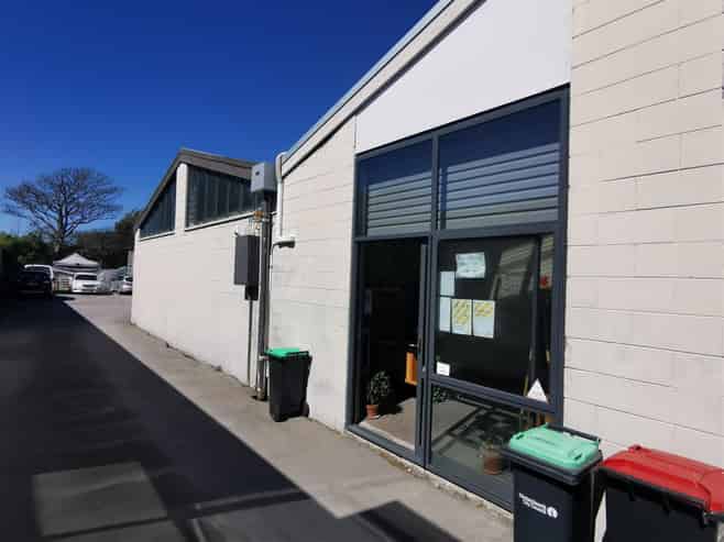 Warehouse with large yard close to CBD
