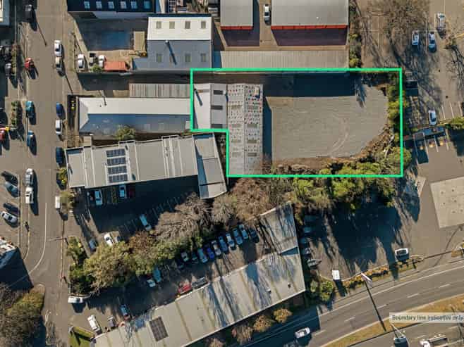Warehouse with large yard close to CBD