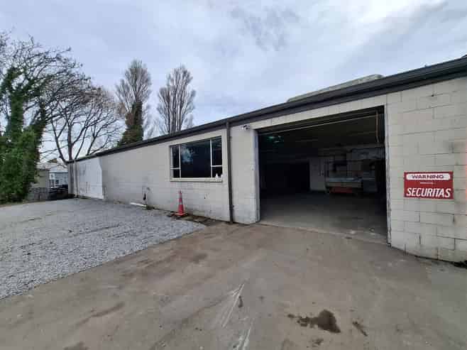 Warehouse with large yard close to CBD