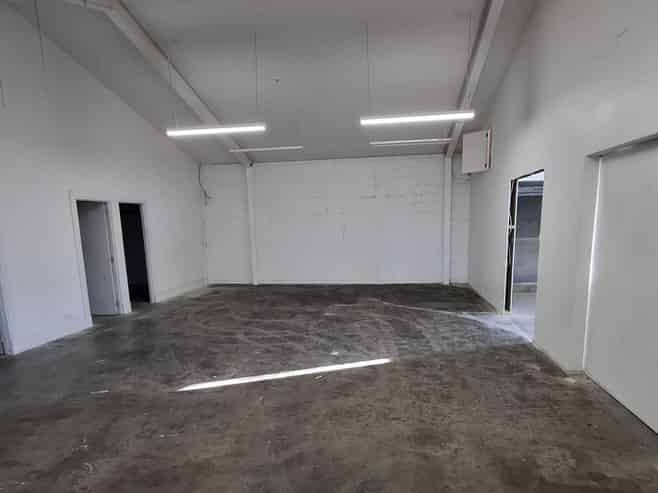 Warehouse with large yard close to CBD